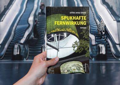 Das Buch Spukhafte Fernwirkung von einer Hand gehalten